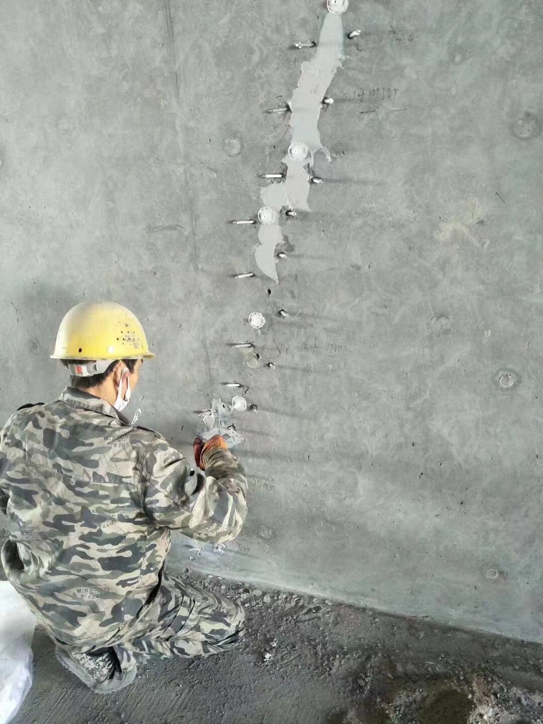 淇滨混凝土楼板裂缝加固施工的方案